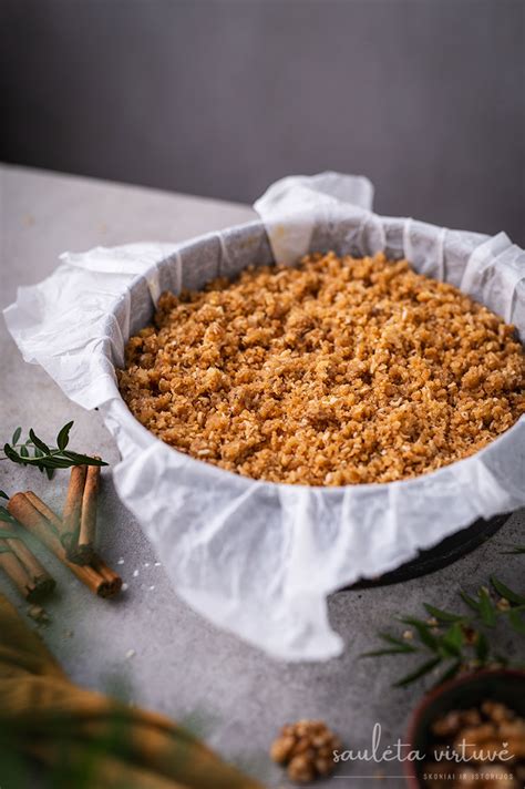 Ingredientų pasirinkimas keptam varškės tortui su trupiniais