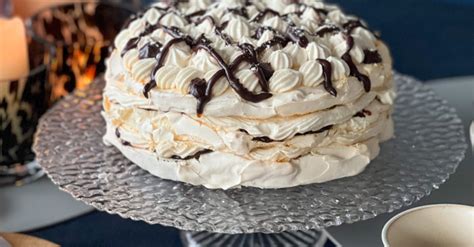 Morenginis kavos tortas lėkštėje