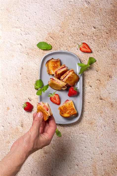 Įvairūs ingredientai karštam sumuštiniui