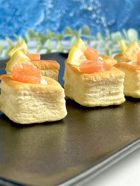 Gražiai supjaustytas varškės užkandis su lašiša