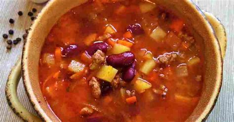 Paruošta charčo sriuba su kiaulienos faršu ir pupelėmis