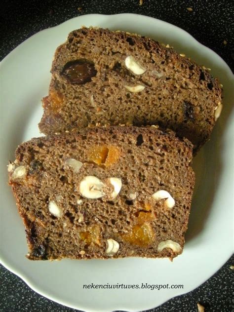 Ruginė duona su džiovintais vaisiais ir riešutais