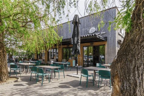 Salotės restorano interjeras ir lauko terasa