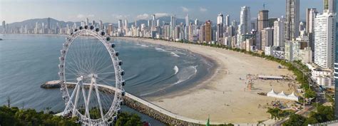 Balneário Camboriú miesto panorama su dangoraižiais