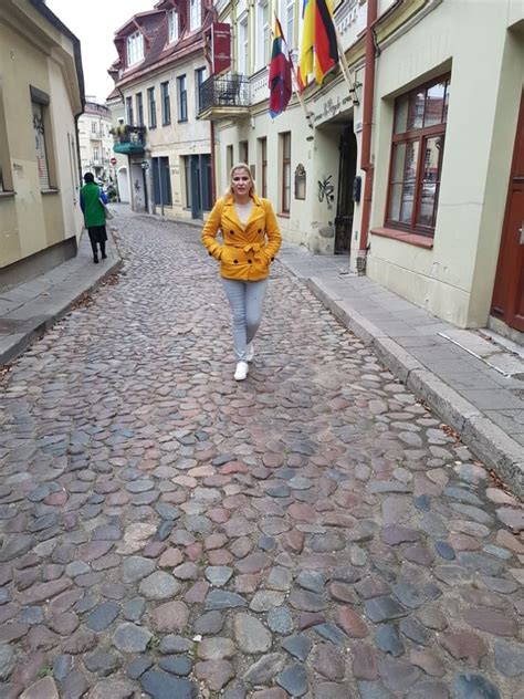 Šokančios poros vaizdas Vilniaus senamiestyje
