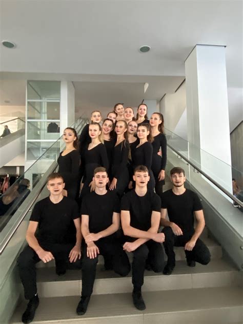 Šokių studijos interjeras su šokančiais žmonėmis