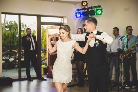 Vestuvinis šokis elegantiškoje aplinkoje