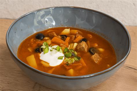 Lėkštė su troškintais žirniais ir mėsa