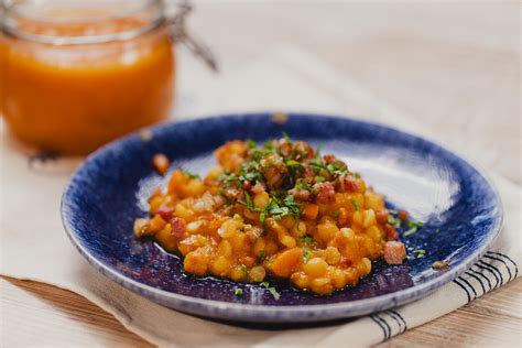 Lėkštė su traškiais spirgučiais ir žirniais