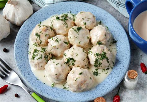 Ingredientai vištienos kukuliai su makaronais