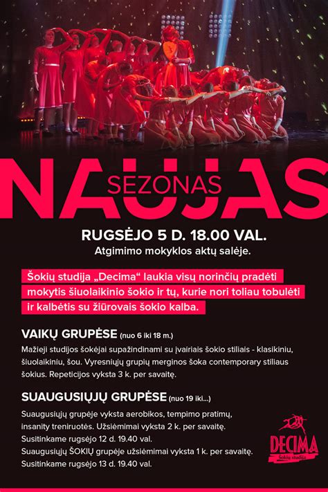 Grupė besišypsančių suaugusiųjų, besimokančių šokti, šokių studijoje