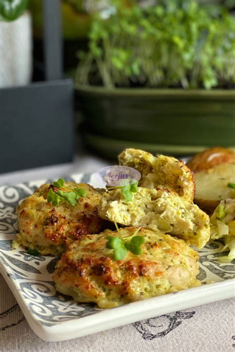 Paruošti vištienos kepsneliai ant kepimo skardos