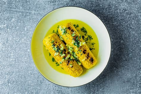 Virtų kukurūzų patiekimas su sviestu