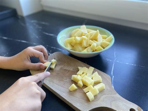 Supjaustytos bulvės, paruoštos sluoksniavimui