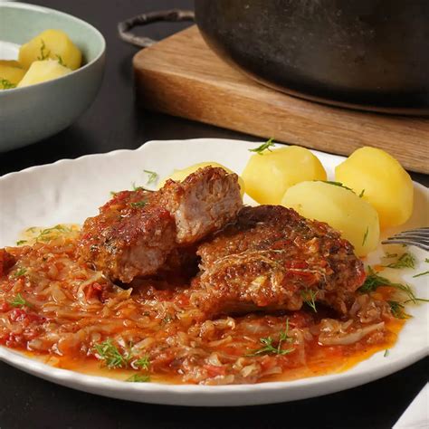 kiaulienos sprandinės gabalai marinuojasi