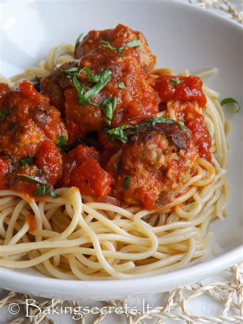 Kalakutienos kukuliai pomidorų padaže su makaronais