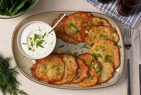 Bulviniai blynai su įvairiais padažais