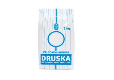 Rupi akmens druska ant medinio šaukštelio