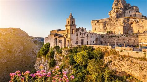 Vaizdingas Tropea miestelis ant uolos Italijoje