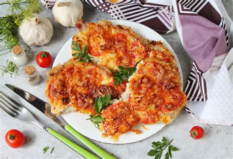 Kiaulienos kepsniai su sūriu ir pomidorais orkaitėje