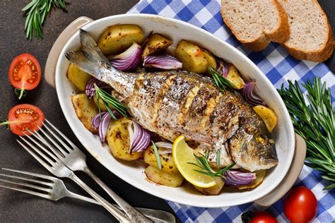 Kepta dorada su bulvytėmis kepimo skardoje