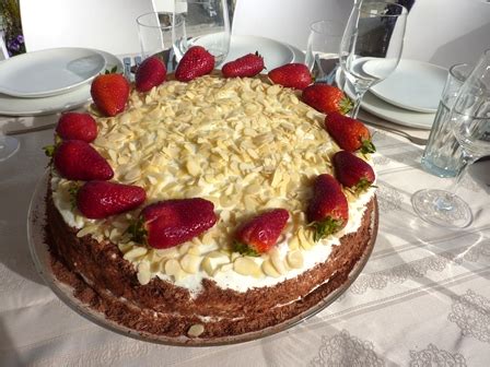 Tortas puoštas braškėmis ir plakta grietinėle