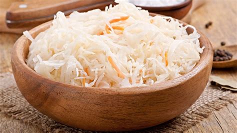 Fermentuojami kopūstai inde