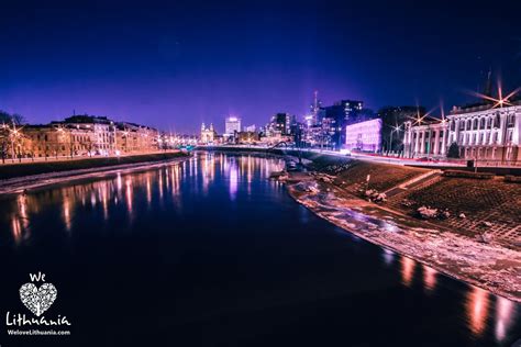 Seulo naktinis miesto peizažas su dangoraižiais ir apšvietimu