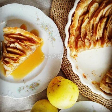 Obuolių pyragas su karamelės padažu