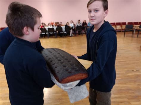 Vaikų rankos ant duonos kepalo