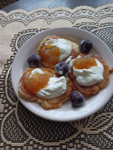 Vafliniai blynai su uogiene ir grietine