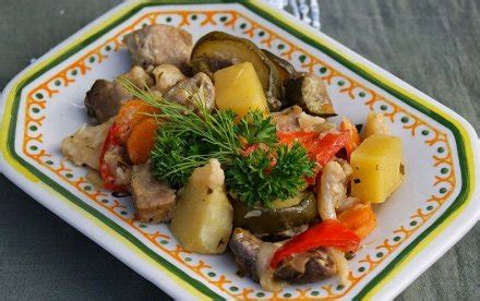 Įvairių daržovių derinys su kiauliena ir jautiena