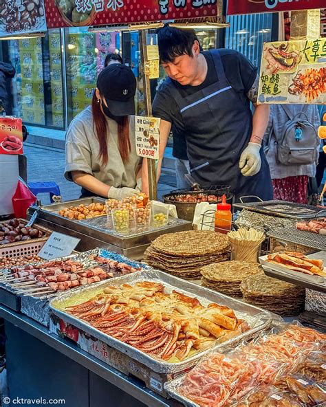 Myeongdong Night Market gatvės maistas