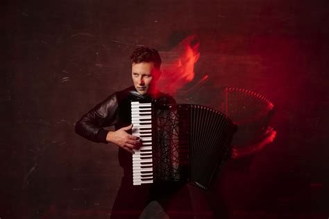 Martynas Levickis su akordeonu scenoje