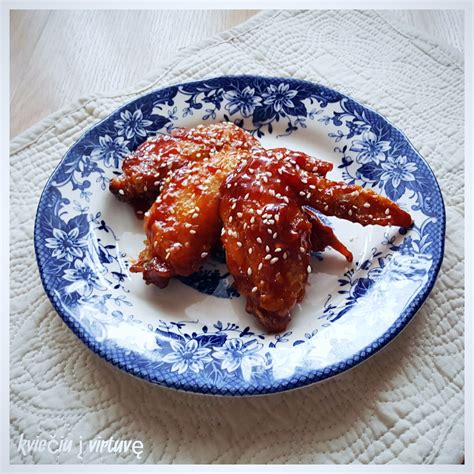 Vištienos sparneliai su padažu