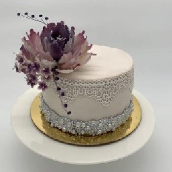 Elegantiškas tortas su gėlių puošyba vyrams