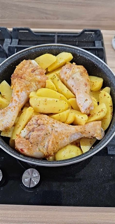 Orkaitėje keptos vištienos juostelės su bulvėmis