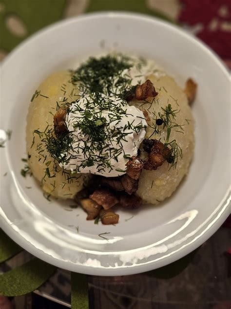 Lietuviškas stalas su cepelinais ir spirgučiais