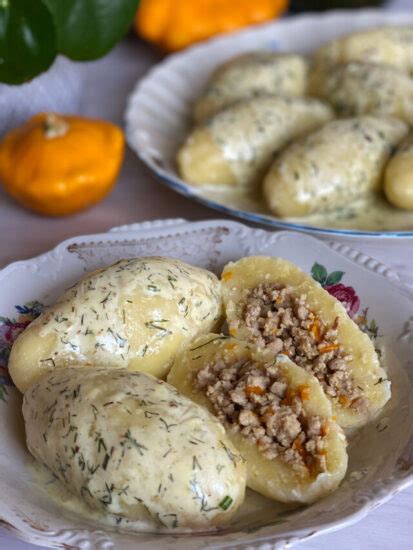 Formuojami cepelinai su varškės įdaru