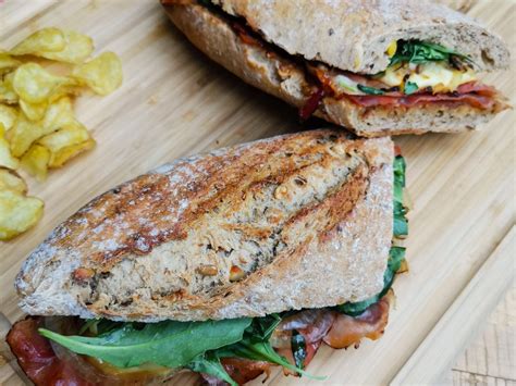 Karštas sumuštinis su kumpiu ir sūriu