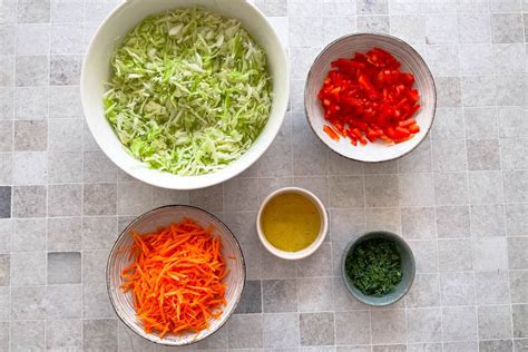 Klasikinių Pekino kopūstų salotų su kukurūzais ingredientai