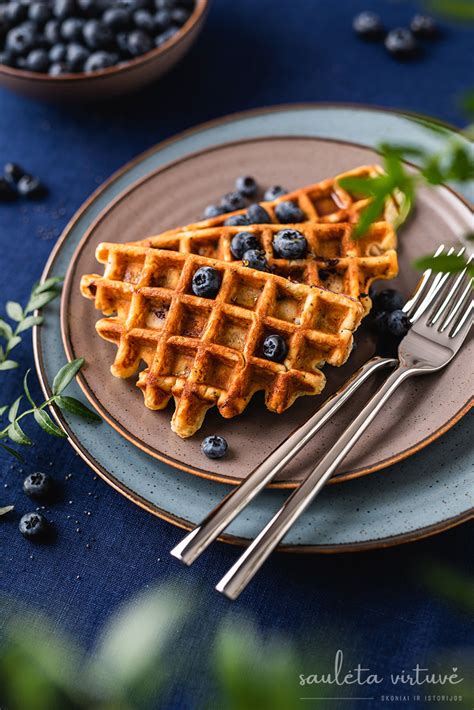 Vafliai su įvairiais priedais ant stalo