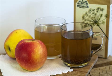 indai su obuolių pyragu ir arbata