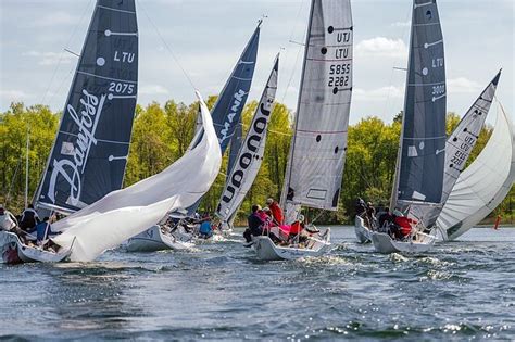 Kanų kruazetė su Festivalių rūmais ir prabangiomis jachtomis