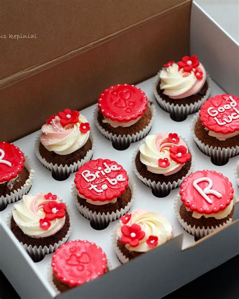 Dekoruoti keksiukai su įvairiais papuošimais