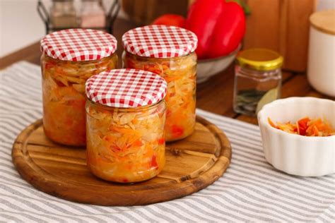 Žiemai ruoštų kopūstų salotų stiklainiai vėsioje patalpoje