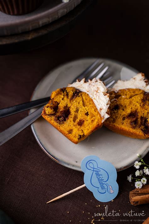 moliūginiai keksiukai su kremu