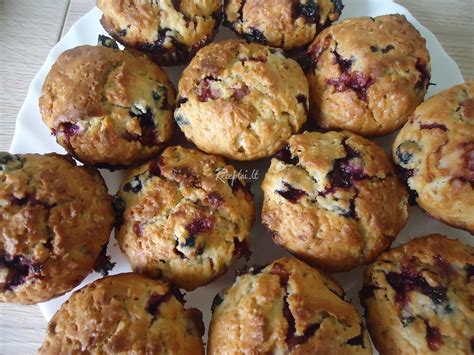 speltos miltų keksiukai su uogomis