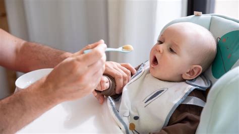 kūdikis ragauja tyrelę