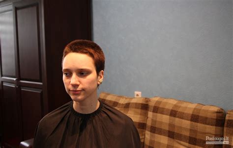 Į šoną sušukuoto pixie kirpimo pavyzdys
